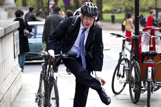 Tudi Boris Johnson občutil nevarnost kolesarjenja (VIDEO)