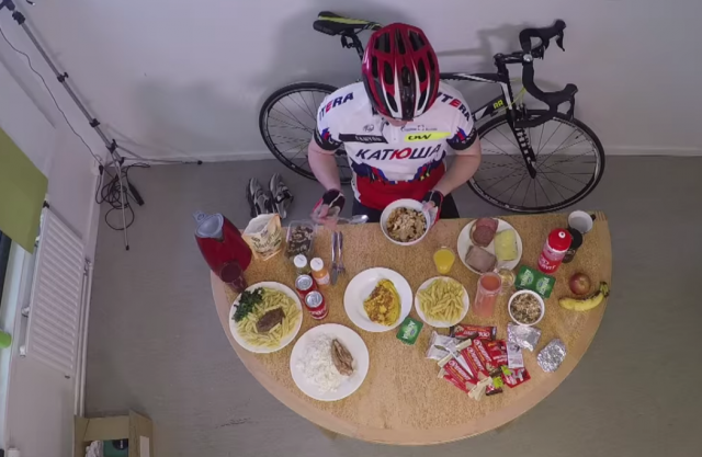 Preizkusil prehrano kolesarja in bruhal (VIDEO)