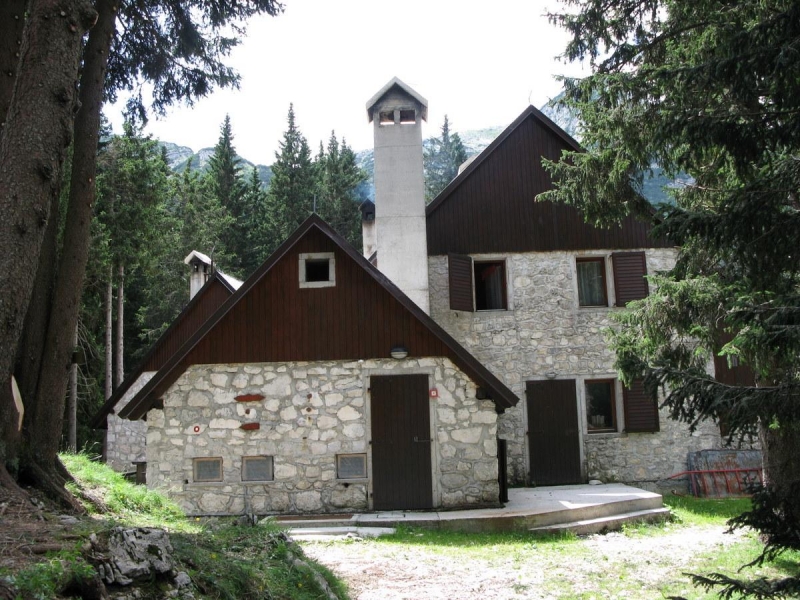 Planinski dom pri Krnskih jezerih