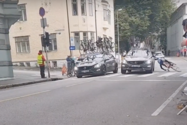 Mlajši člani: Avtomobil zbil kolesarja (VIDEO)