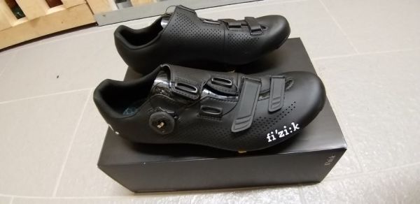 Kolesarski čevlji - Fizik R4B (novi)