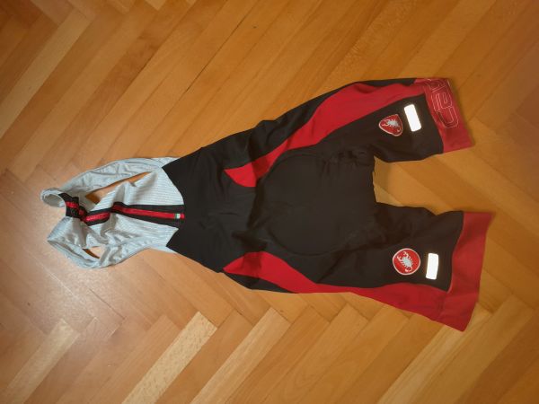 Čelada, dres, hlače, rokavice, triatlon dres