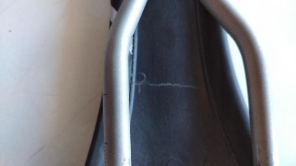 Sedež Selle italia slr-poškodovan