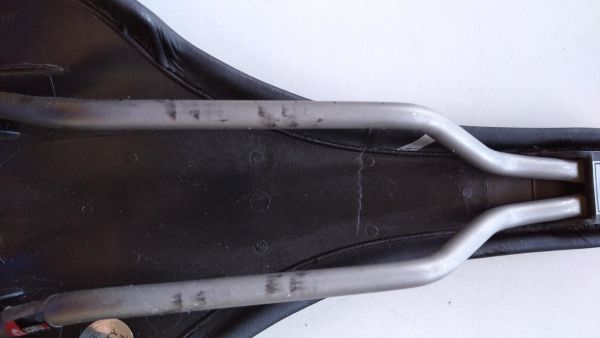 Sedež Selle italia slr-poškodovan