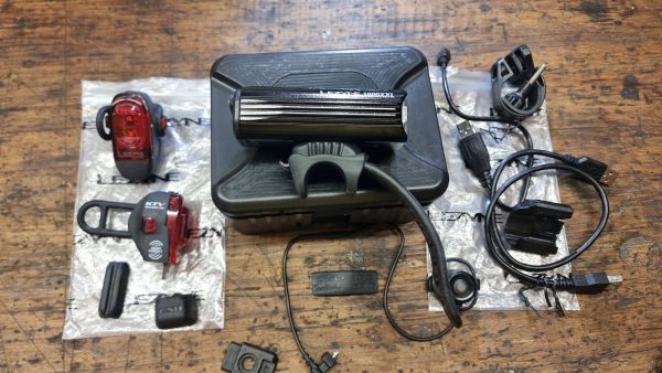 Kolesarska prednja pametna LUČ LED LEZYNE Super Drive 1600 XXL , Zadnja luč LED LEZYNE KTV Smart Drive 75