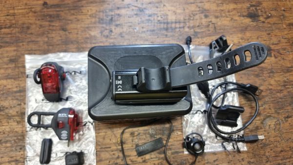 Kolesarska prednja pametna LUČ LED LEZYNE Super Drive 1600 XXL , Zadnja luč LED LEZYNE KTV Smart Drive 75