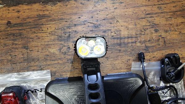 Kolesarska prednja pametna LUČ LED LEZYNE Super Drive 1600 XXL , Zadnja luč LED LEZYNE KTV Smart Drive 75