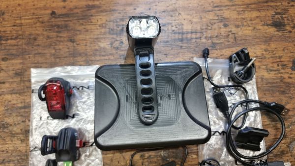 Kolesarska prednja pametna LUČ LED LEZYNE Super Drive 1600 XXL , Zadnja luč LED LEZYNE KTV Smart Drive 75