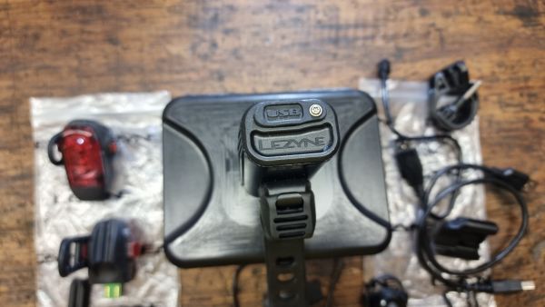 Kolesarska prednja pametna LUČ LED LEZYNE Super Drive 1600 XXL , Zadnja luč LED LEZYNE KTV Smart Drive 75