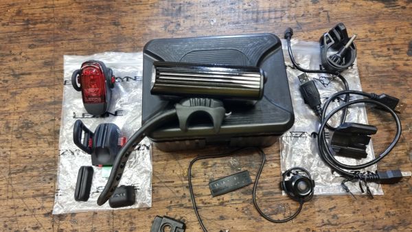Kolesarska prednja pametna LUČ LED LEZYNE Super Drive 1600 XXL , Zadnja luč LED LEZYNE KTV Smart Drive 75