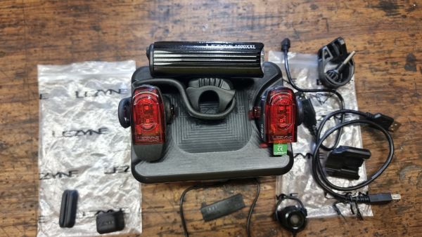 Kolesarska prednja pametna LUČ LED LEZYNE Super Drive 1600 XXL , Zadnja luč LED LEZYNE KTV Smart Drive 75