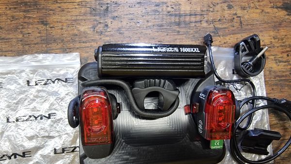 Kolesarska prednja pametna LUČ LED LEZYNE Super Drive 1600 XXL , Zadnja luč LED LEZYNE KTV Smart Drive 75
