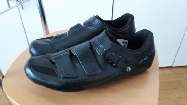 Kolesarski čevlji Shimano RC5 - črni in  Shimano RP5 - črni
