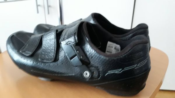 Kolesarski čevlji Shimano RC5 - črni in  Shimano RP5 - črni