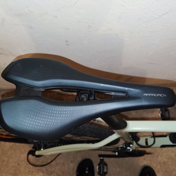 Giant Revolt 1 (gravel)