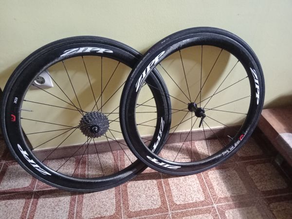 ZIPP 303 vrhunski KOT NOVI, lahki TOP karbonski obroči