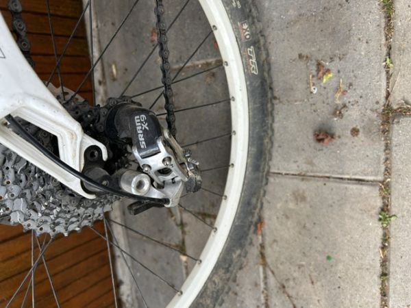 Električno polnovzmeteno kolo Commencal Meta 5.5.2 z Bafang motorjem