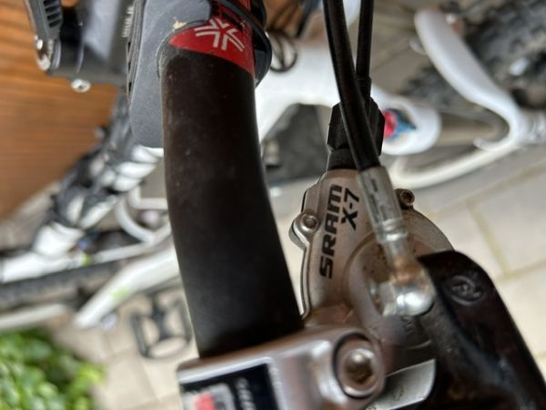 Električno polnovzmeteno kolo Commencal Meta 5.5.2 z Bafang motorjem