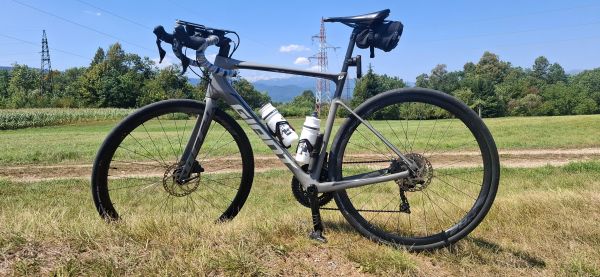 Giant Defy Advanced 2 – karbon, Shimano 105, velikost M/L, odlično ohranjen