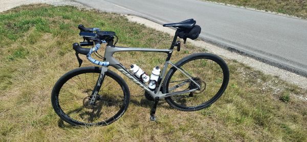 Giant Defy Advanced 2 – karbon, Shimano 105, velikost M/L, odlično ohranjen