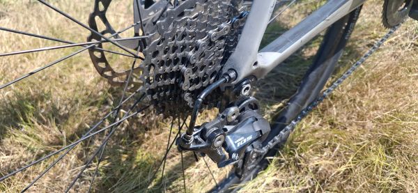 Giant Defy Advanced 2 – karbon, Shimano 105, velikost M/L, odlično ohranjen