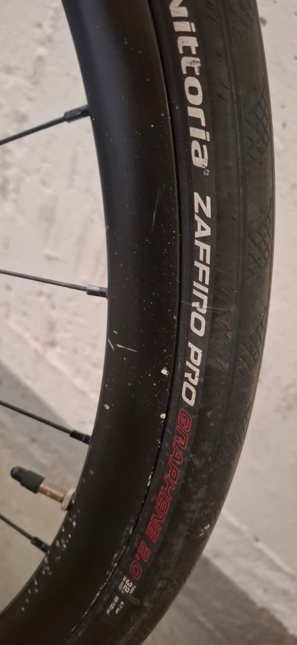 Giant Defy Advanced 2 – karbon, Shimano 105, velikost M/L, odlično ohranjen
