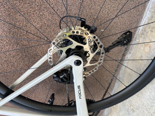Focus Izalco Max 8.7, letnik 2024, bele/srebrne barve.