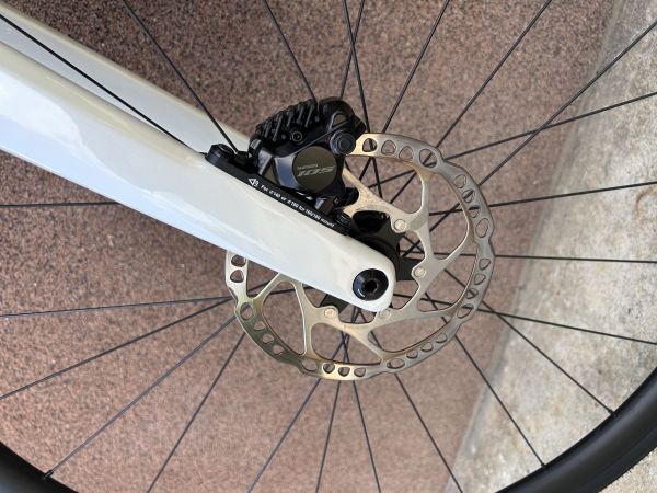 Focus Izalco Max 8.7, letnik 2024, bele/srebrne barve.