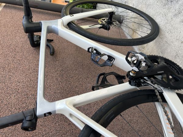 Focus Izalco Max 8.7, letnik 2024, bele/srebrne barve.