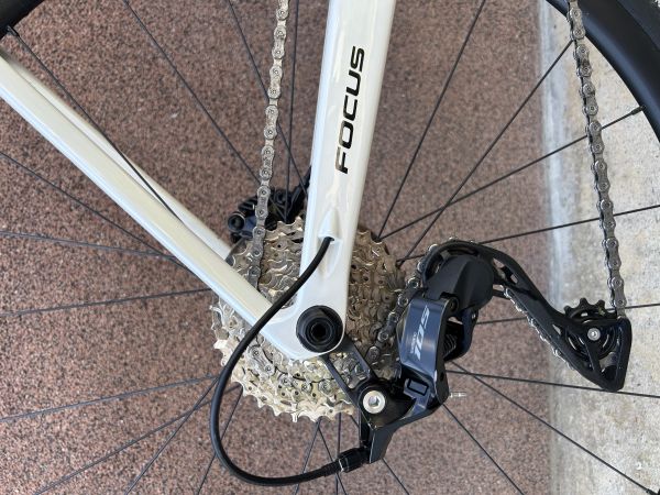 Focus Izalco Max 8.7, letnik 2024, bele/srebrne barve.