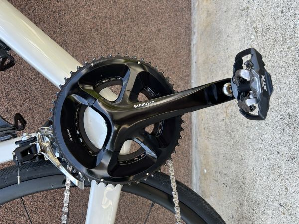 Focus Izalco Max 8.7, letnik 2024, bele/srebrne barve.