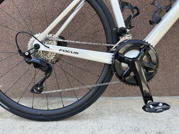 Focus Izalco Max 8.7, letnik 2024, bele/srebrne barve.
