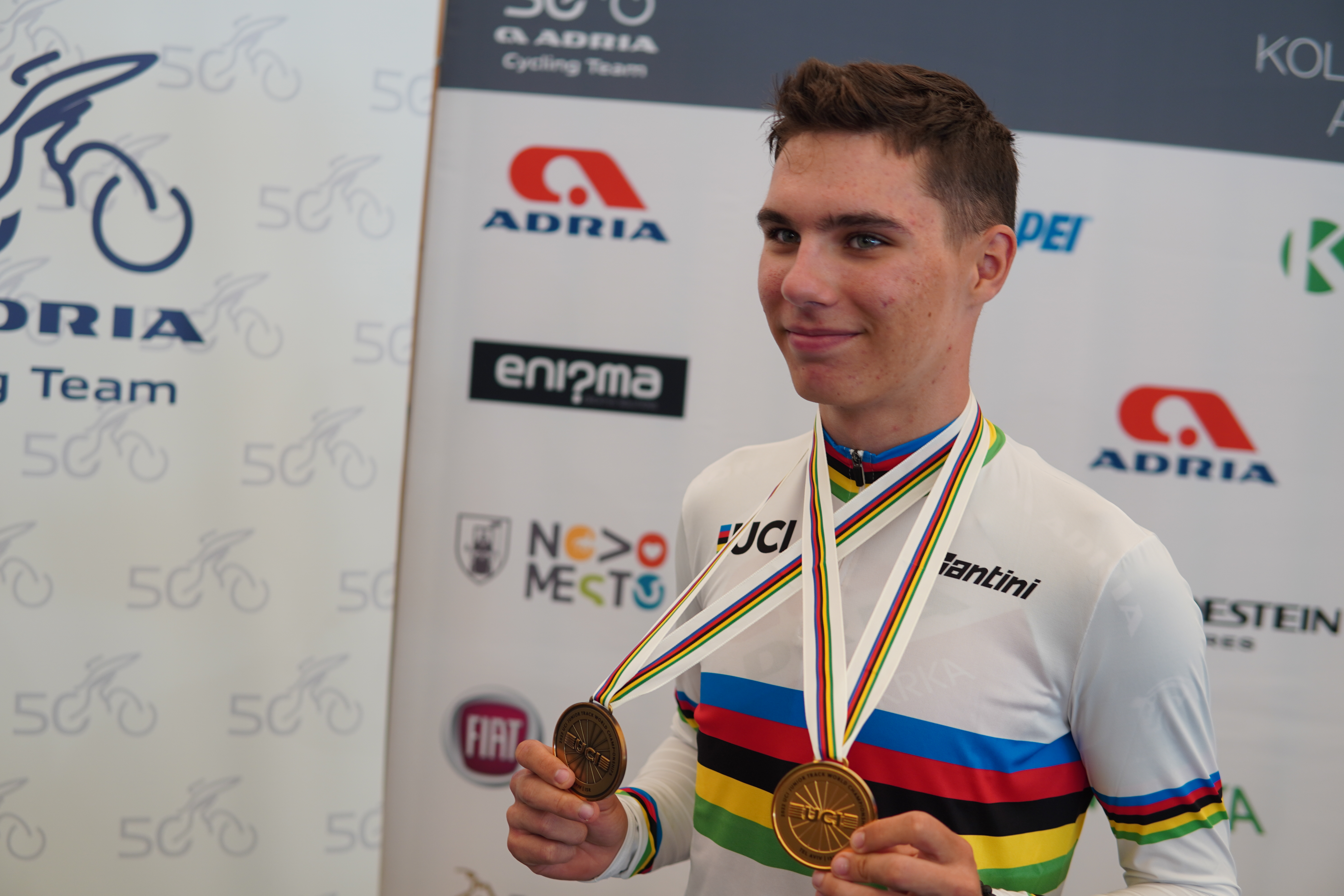 Žak Eržen pokazal majico ter zlato in bronasto medaljo