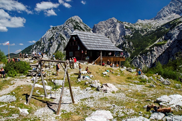 Češka koča na Spodnjih ravneh (1542 m) iz Ravenske Kočne